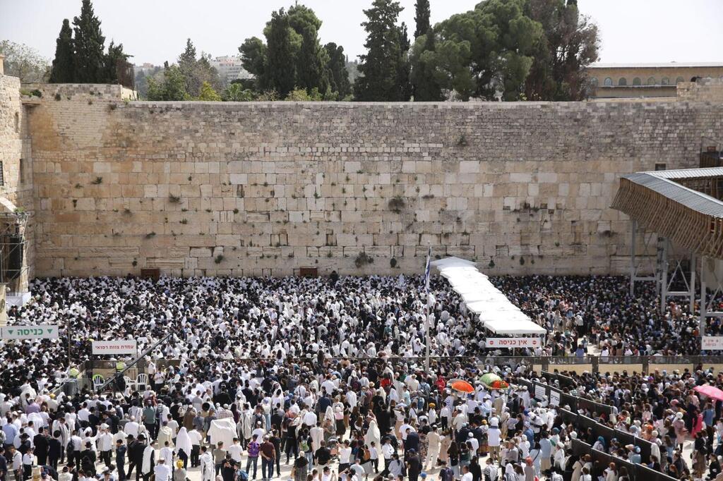 ברכת הכהנים בכותל. מספר המשתתפים נמוך מהרגיל (צילום: הקרן למורשת הכותל המערבי) ברכת הכהנים בכותל