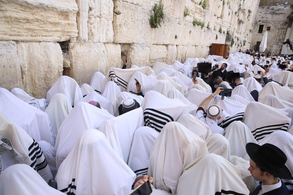 ברכת הכהנים בכותל (צילום: הקרן למורשת הכותל המערבי) ברכת הכהנים בכותל
