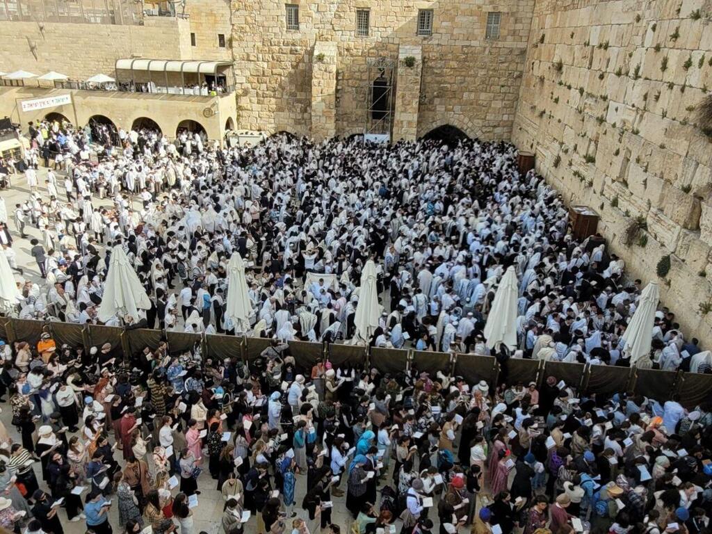 מתפללים ברחבת הכותל (צילום: הקרן למורשת הכותל המערבי) ברכת הכהנים בכותל