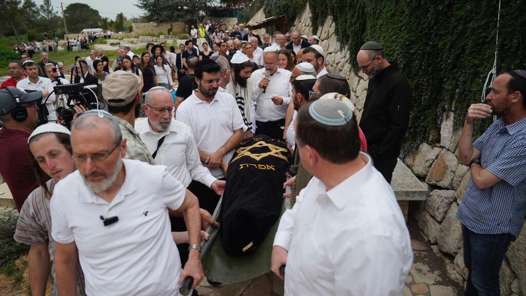 The funeral of Sisters Maya and Rina Dee, murdered in a terror attack (Photo: Shalev Shalom ) הלווית מאיה ורינה די