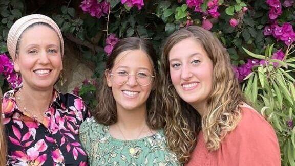 From L-R: Mother Lucy and daughters Rina and Maia Dee (Photo: Courtesy of the family) לאה די ובנותיה שנרצחו בפיגוע