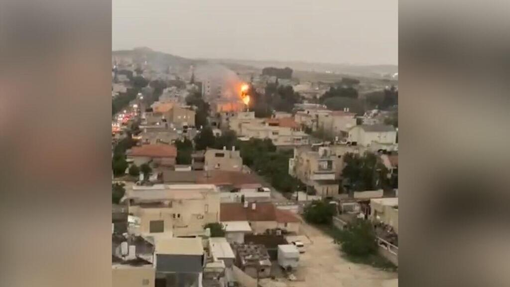 עץ עלה באש בראש העין, בעקבות פגיעת ברק (צילום: עדי ביטון) שריפה בראש העין
