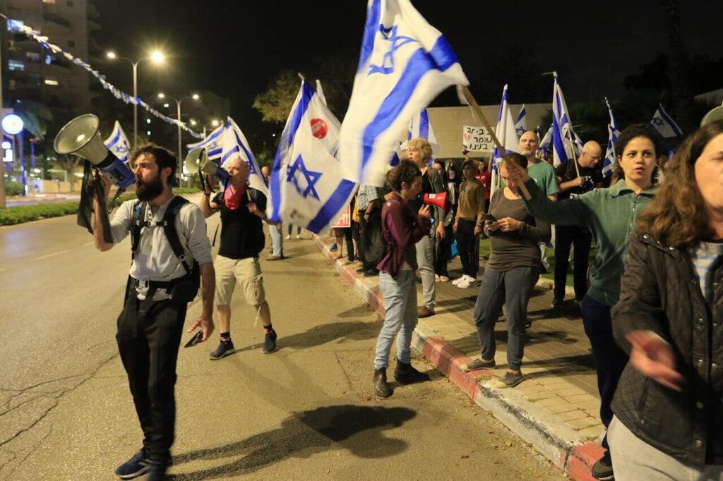 הפגנה בצומת מכון ויצמן ( צילום: גלעד פירסט) הפגנה בצומת מכון ויצמן