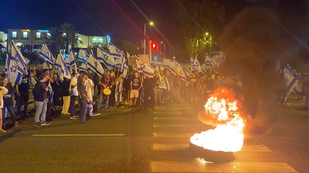 מדורה במהלך ההפגנה בצומת כרכור מדורה במהלך ההפגנה בצומת כרכור