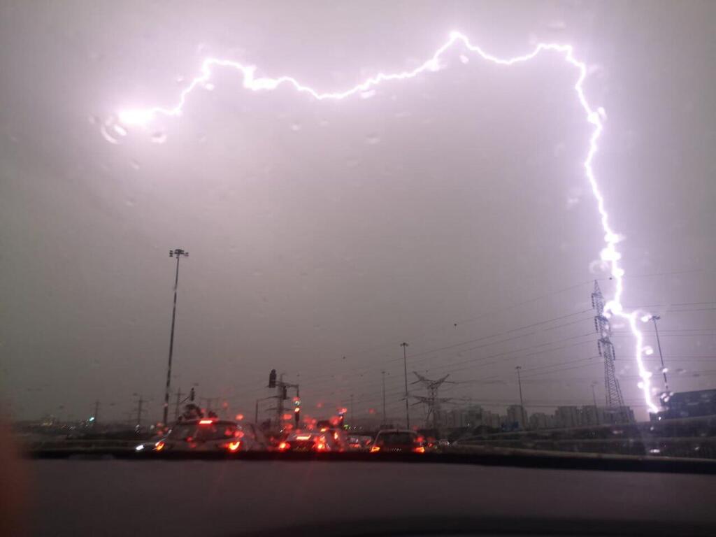 ברק בשמי גוש דן (צילום: רות דורף) ברק בגוש דן