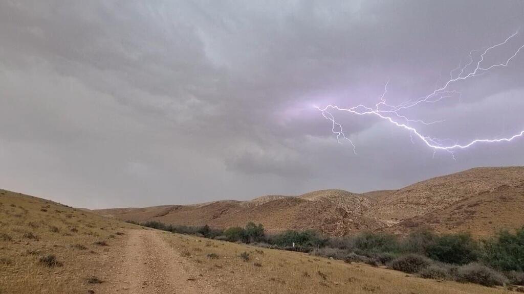 ברקים באגם ירוחם (צילום: מתנאל שלמון, תיירות ירוחם) פארק אגם ירוחם