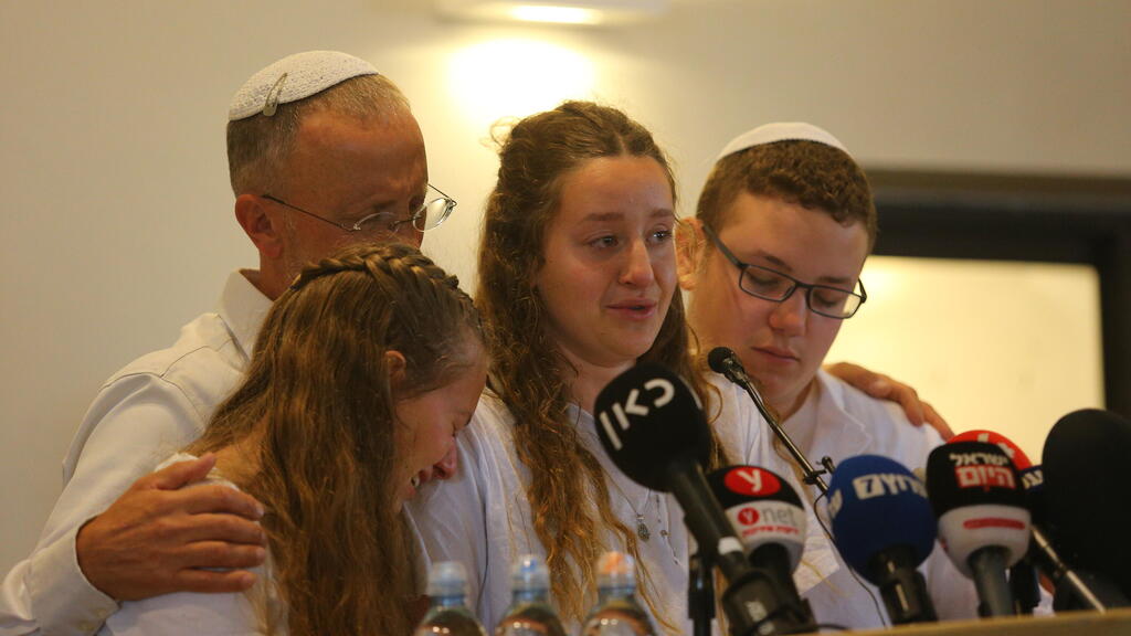 בני משפחתה של לאה (לוסי) סופדים לה בהלווייתה (צילום: אלכס קולומויסקי ) קרן, ביתה של לאה די ז"ל סופדת לה