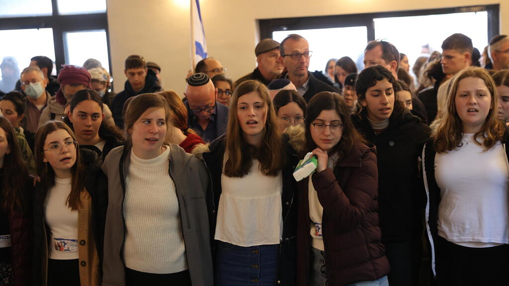 בני משפחה וחברים שהגיעו ללוות את לאה (לוסי) (צילום: אלכס קולומויסקי ) הלוויתה של לאה די ז"ל