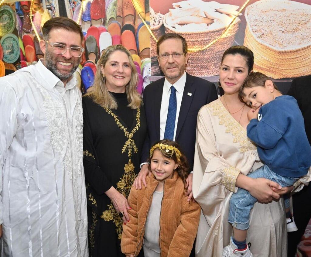 בני הזוג הרצוג במימונה של אורן חזן (צילום: צילום מנצח) יצחק הרצוג בחגיגות המימונה בביתו של אורן חזן