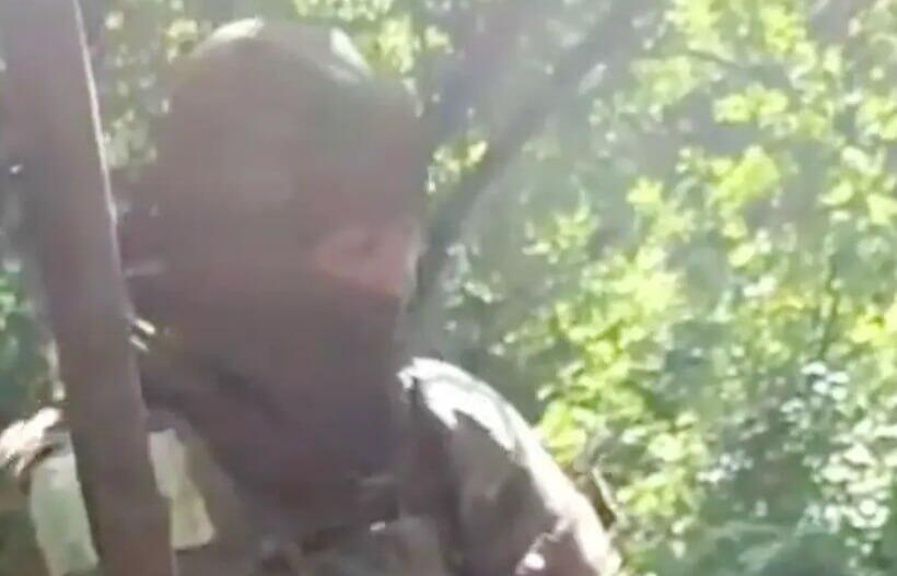 הרוצח שערף את ראשו של הקורבן בסרטון ההוצאה להורג. "לא נשכח" הרוצח שערף את ראשו של הקורבן בסרטון ההוצאה להורג. "לא נשכח"