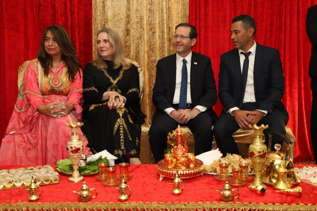 הרצוג בחגיגות המימונה אצל משפחת זכריה במושב חדיד (צילום: Avivos) יצחק הרצוג בחגיגות המימונה אצל משפחת זכריה במושב חדיד