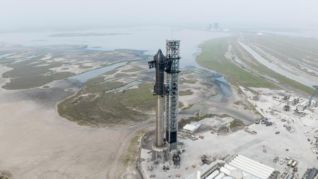 החללית והמשגר מוכנים לשיגור (צילום: SpaceX) החללית והמשגר מוכנים לשיגור