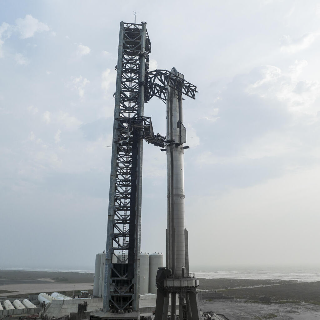 ספינת החלל בבסיס של SpaceX בטקסס (צילום: SpaceX) ספינת החלל בבסיס של SpaceX בטקסס