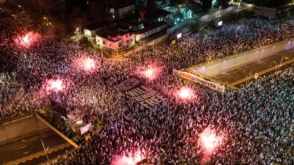 Protesting judicial overhaul in Tel Aviv (Photo: Reuters) מייצג הנרצח הראשון בהפגנה נגד המהפכה המשפטית בתל אביב