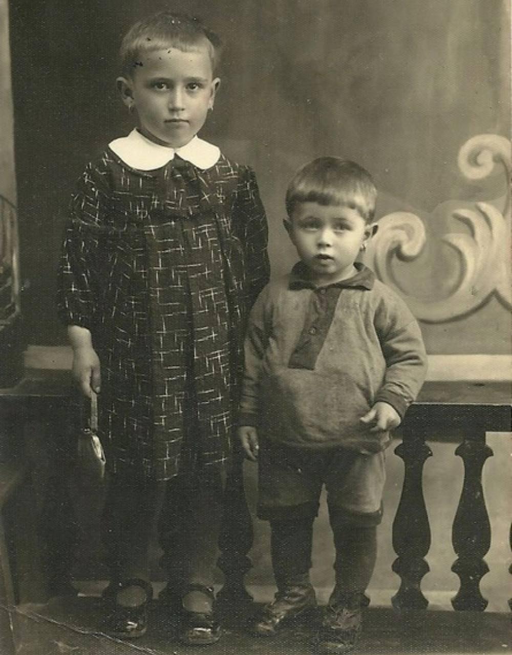 דבורה ויינשטיין ואחותה