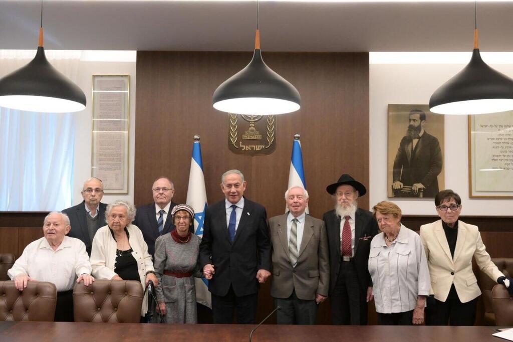 הרב אפרים מול, לצד מדליקי המשואות ונתניהו (צילום: עמוס בן גרשום, לע"מ) הזמר שולי רנד יחליף את הרב אפרים מול