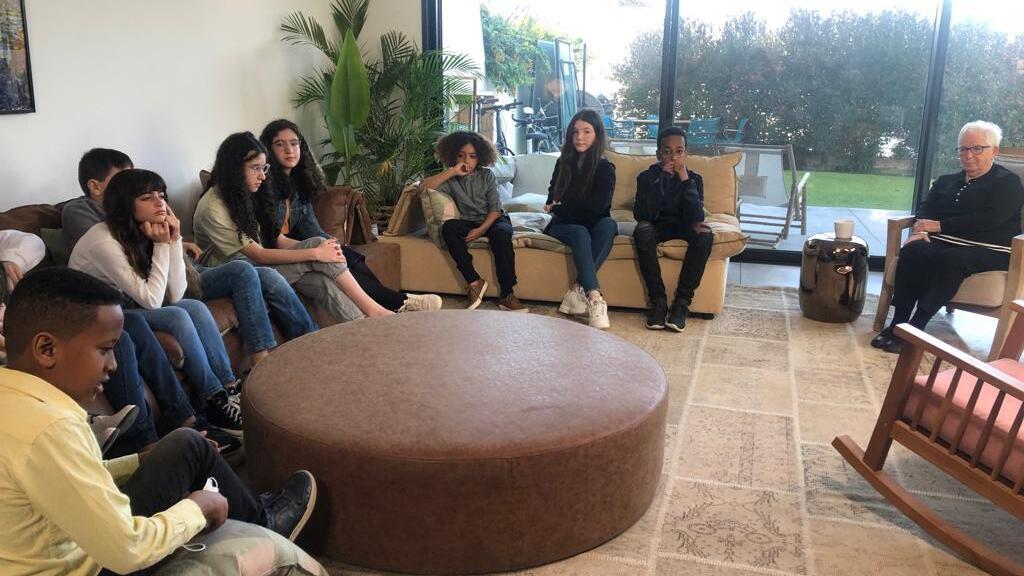 "המטרה היא לקרב את הילדים לנושא ולא להרחיק. אז לא חייבים לדעת שהאמא קנתה רעל כדי שאם היא תצטרך היא תוכל להרעיל את הבן שלה". מתוך "זיכרון בסלון" (צילום: צילום בונית בן עמי, ניקלודאון) מתוך "זיכרון בסלון"