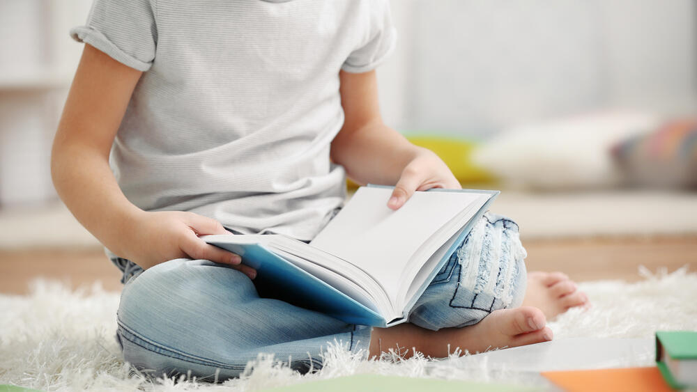 ילד קורא בספר