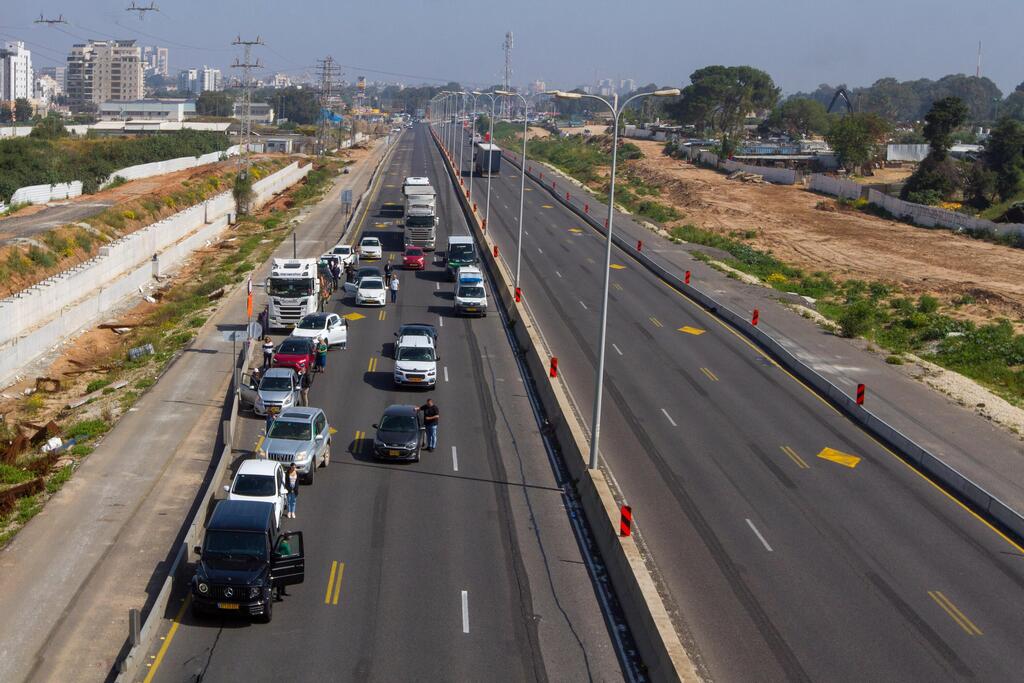 עומדים דום בצפירה בכביש החוף