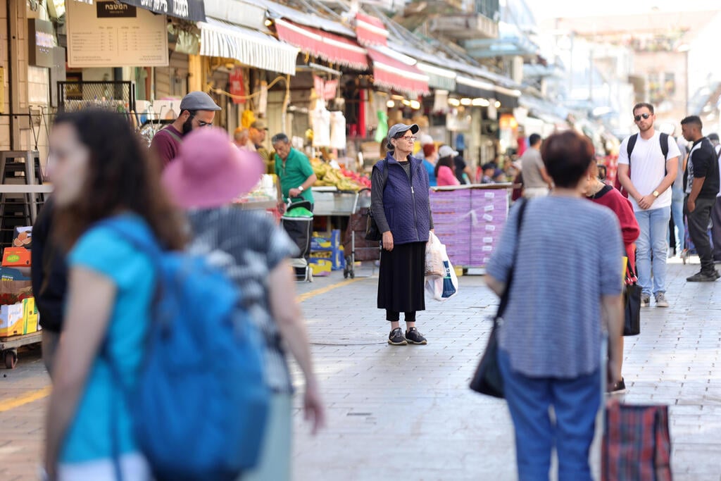 עומדים בצפירה בירושלים (צילום: EPA) עומדים בצפירה בירושלים