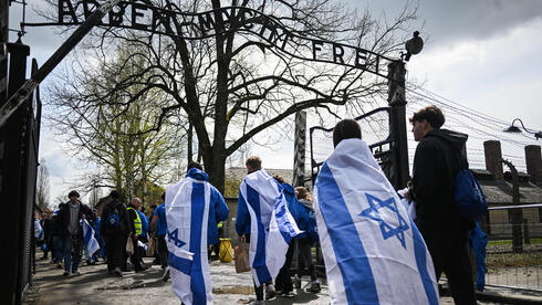 Forty Holocaust survivors lead March of Life in Poland along train tracks from Auschw - Vimarsana News