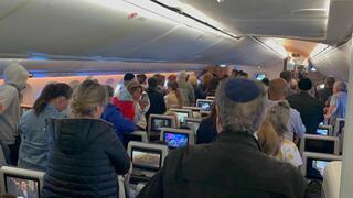 עומדים דום בצפירה בטיסת אל על לפריז עומדים דום בצפירה בטיסת אל על לפריז
