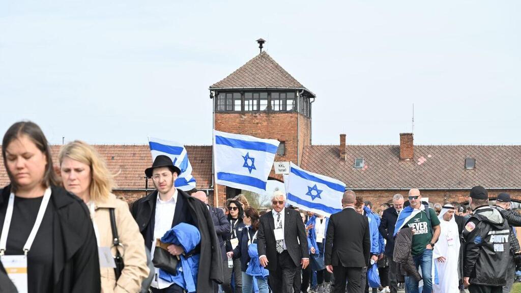 צילום: יוסי זלינגר אחמד אל מנסורי מדובאי מבקר במחנה בירקנאו בפולין