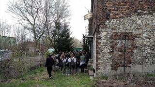 מחוץ לבניין בו היה הבונקר