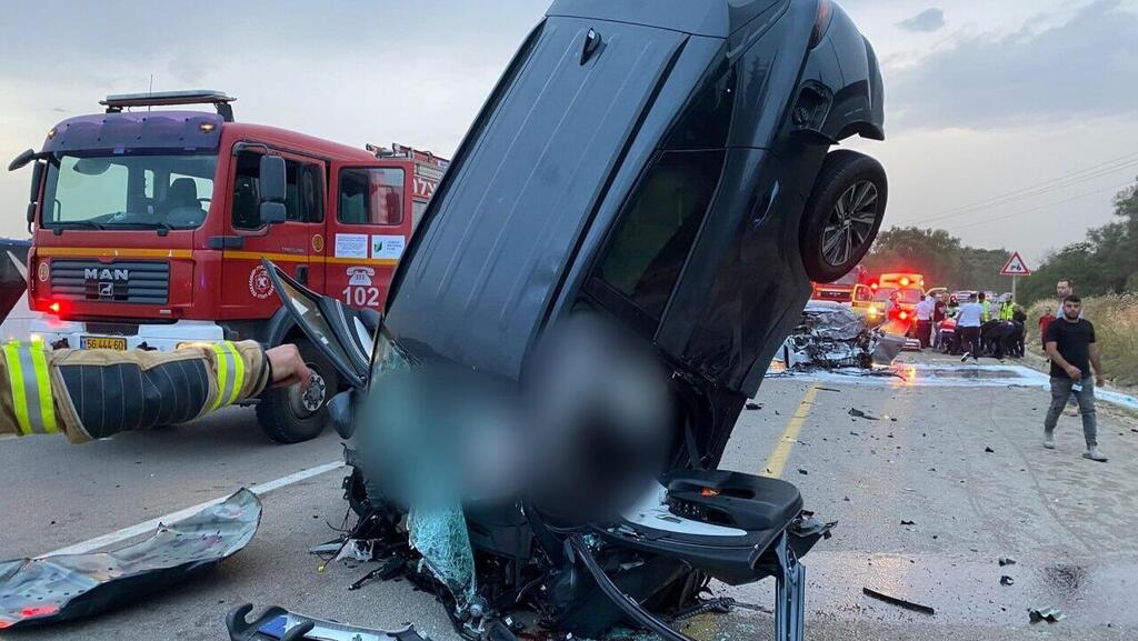 זירת התאונה סמוך לדורות (צילום: דוברות מד"א) זירת התאונה בין שני כלי רכב סמוך לדורות