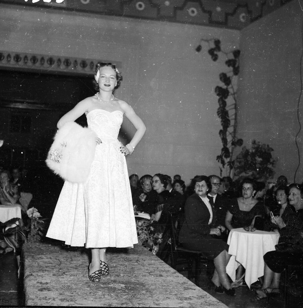 תצוגת אופנה במלון קינג דיוויד בירושלים של בגדי חורף, 1953