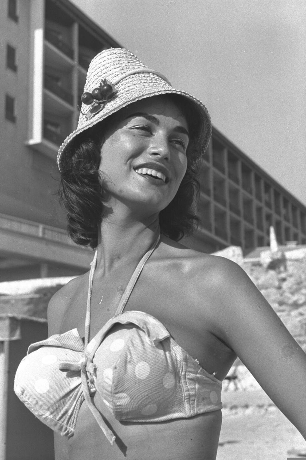 הדוגמנית והשחקנית גליה ארקין בתל אביב, 1958