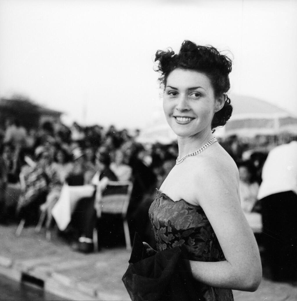 תצוגת אופנה בבריכת שחייה בתל אביב, 1952