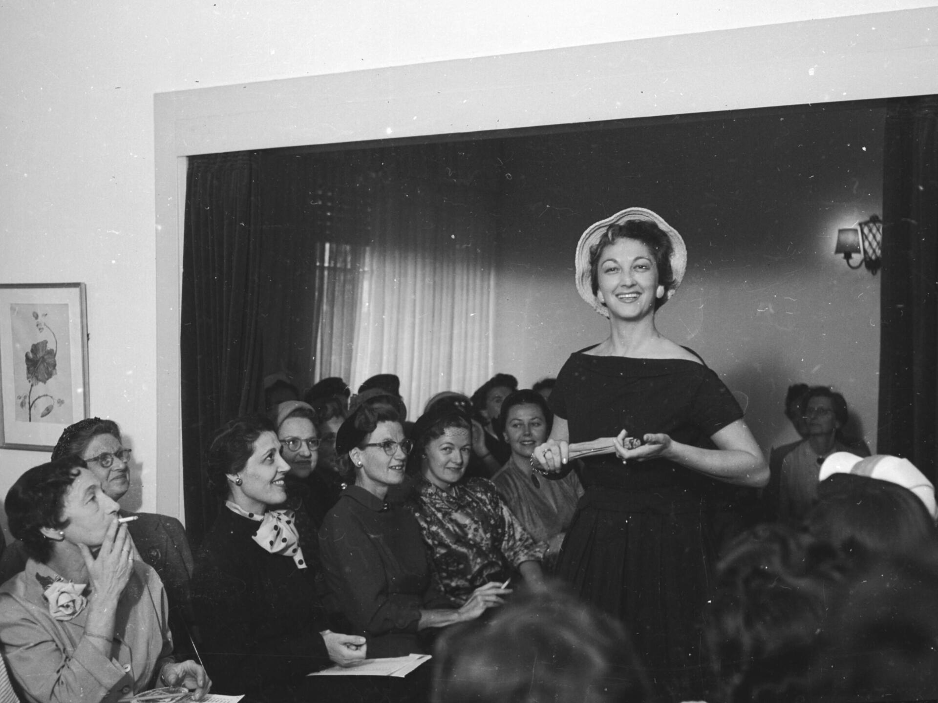 תצוגת אופנה של כובעים בירושלים, 1955