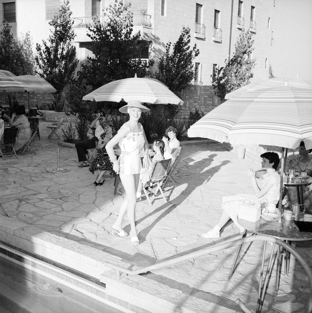 תצוגת אופנה של בגדי ים ובגדי חוף במלון הנשיא בירושלים ליד הבריכה, 1956