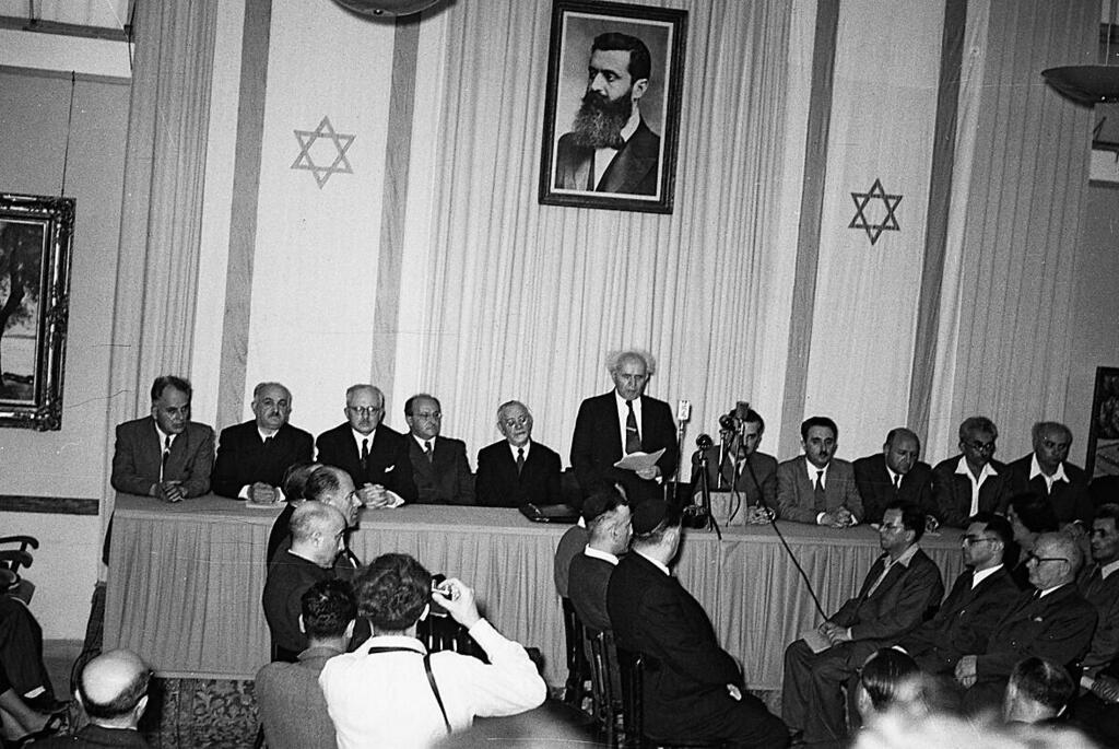 אמר "העם היהודי" במקום "העם העברי" . בן גוריון ברגע ההכרזה (צילום: הנס פין, לע"מ) דוד בן גוריון ברגע ההכרזה על הקמת מדינת ישראל