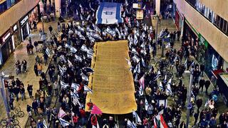 דגם ענק של מגילת העצמאות בהפגנה בתל אביב