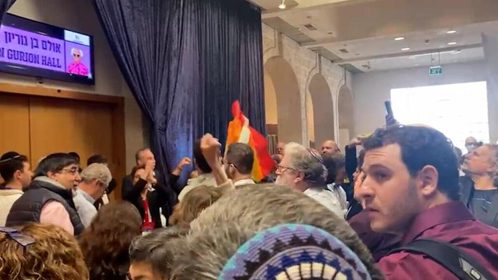 שמחה רוטמן לא מצליח לצאת מהאולם - הפגנה מחוץ לקונגרס הציוני העולמי בירושלים 