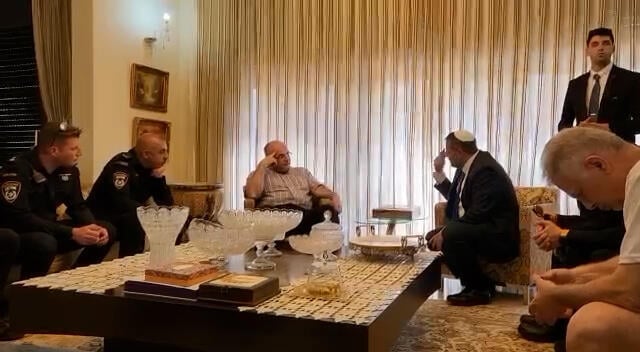 בן גביר עם ראש העיר טייבה בביתו בן גביר בשיחה עם ראש עיריית טייבה על חוק הנשק בביתו
