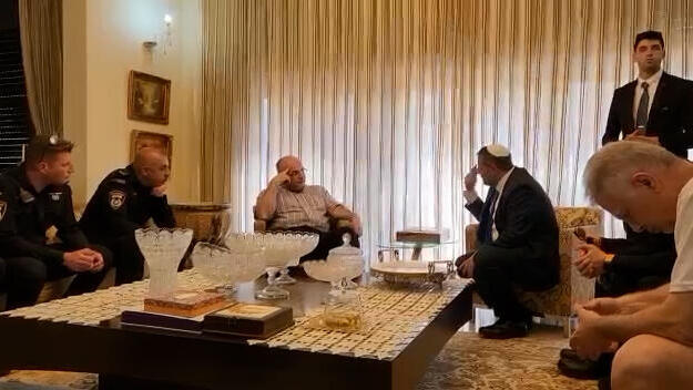 בן גביר בשיחה עם ראש עיריית טייבה על חוק הנשק בביתו
