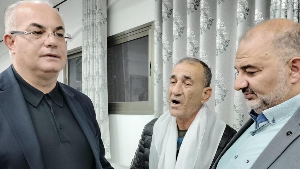 עבאס עם השניים. "הממשלה התחלפה - ואנחנו משלמים בדם" (צילום: אביהו שפירא ) מנסור עבאס עם והיב גאנם אבא של אדיר נרצח רצח מאבטח של ראש עיר עיריית טייבה הלוויה הלוויתו