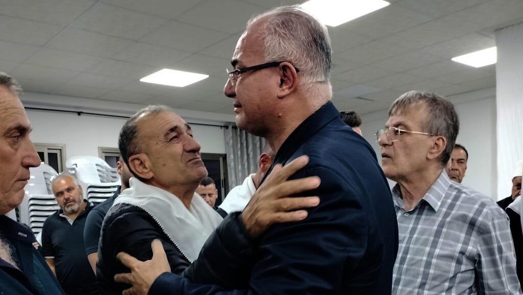 ראש העיר ואביו של המאבטח, בהלוויית אדיר גאנם (צילום: אביהו שפירא) והיב גאנם, אביו של אדיר גאנם, בהלוויתו