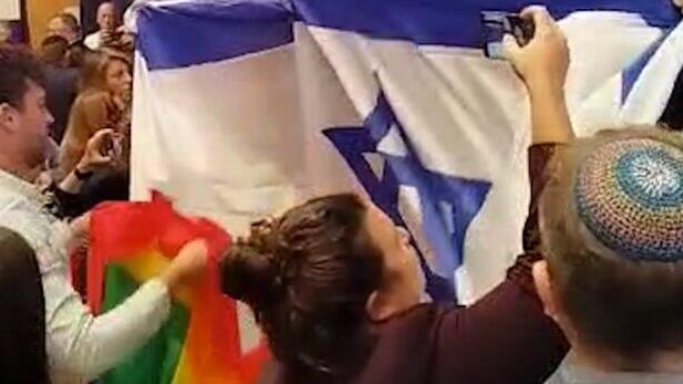 שמחה רוטמן לא מצליח לצאת מהאולם - הפגנה מחוץ לקונגרס הציוני העולמי בירושלים