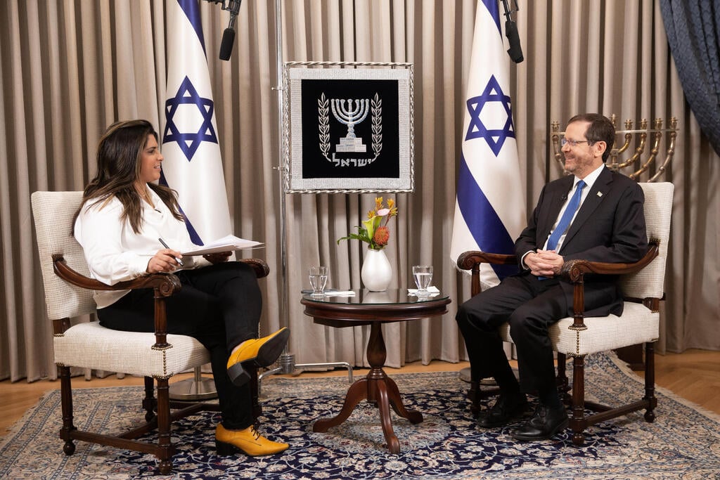הרצוג בריאיון למורן אזולאי (צילום: אלכס קולומויסקי) נשיא המדינה יצחק הרצוג בריאיון ל-ynet
