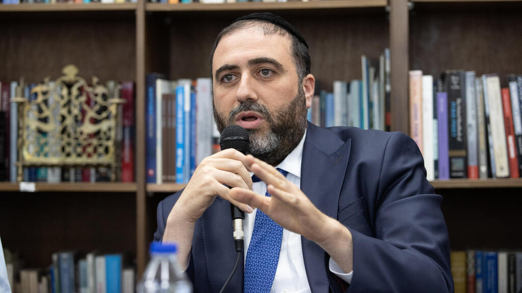 שר הפנים, משה ארבל. ''מוריד בפניו את הכובע'' (צילום: אלכס קולומויסקי) משה ארבל שר הפנים ושר הבריאות