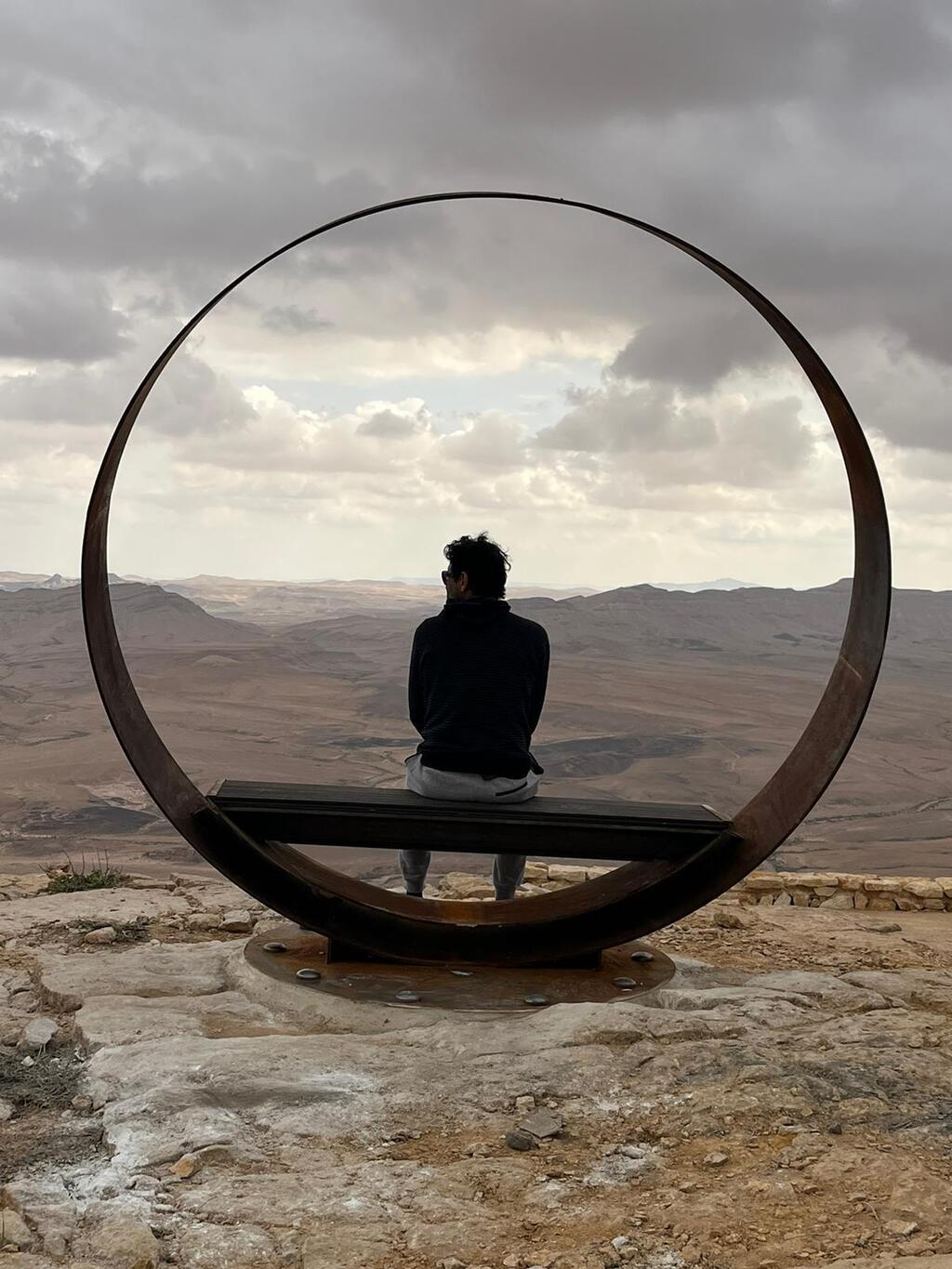 רואי רוט במיצב שבנה לזכר אביו