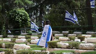 טקס הנחת דגלי הלאום בהר הרצל בירושלים