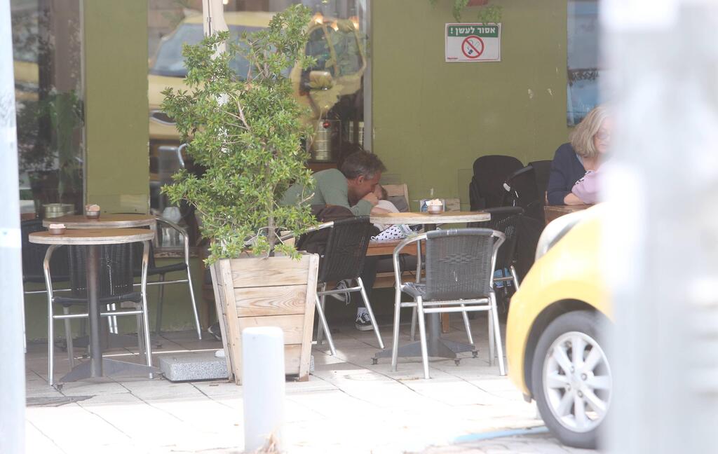 נשיקה מאבא (צילום: מוטי לבטון) פפראצי דינה סנדרסון יובל שפרמן