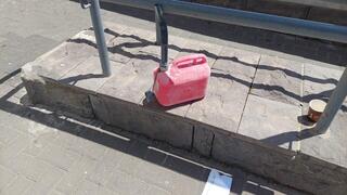 הכלי שנשא עימו למשרדי אגף השיקום בטבריה