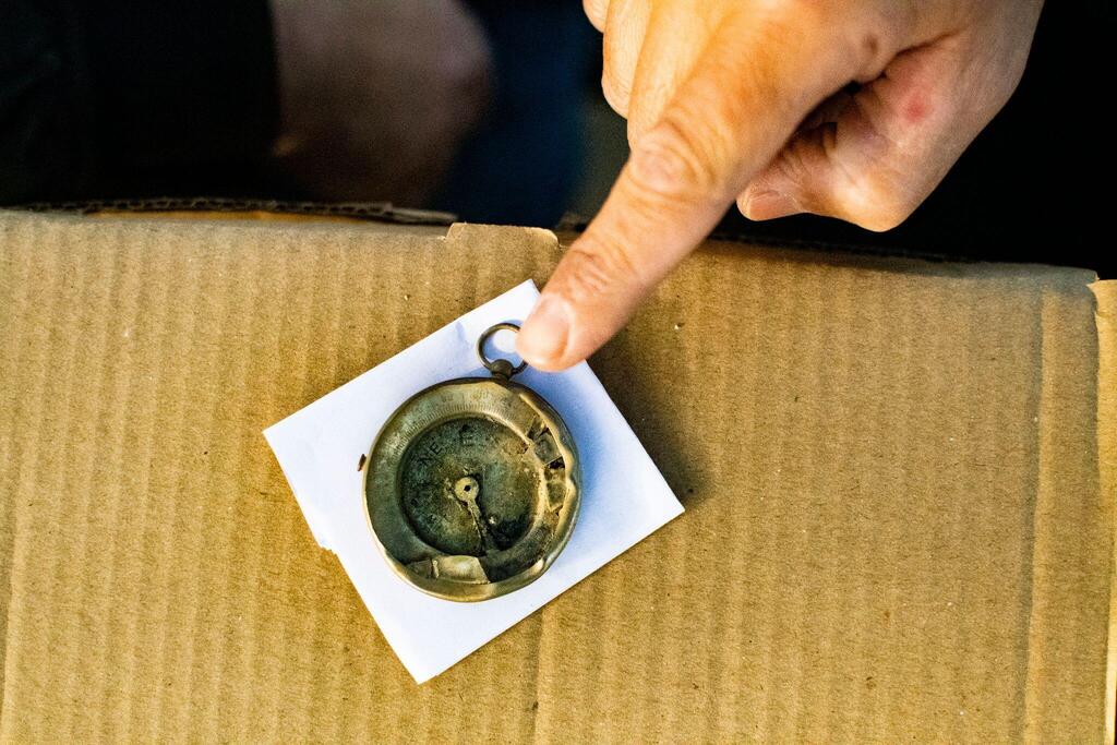 המצפן שהתגלה מאחורי סלע, ששימש כנראה כמחסה לאחד הלוחמים ( צילום: יולי שוורץ, רשות העתיקות) המצפן שהתגלה מאחורי סלע אשר ככל הנראה, שימש כמחסה לאחד הלוחמים