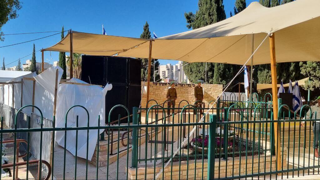 צילום: רועי עידן אוהל אבטחה וגדרות אטומות הוצבו בבית העלמין בב"ש לקראת נאום בן גביר